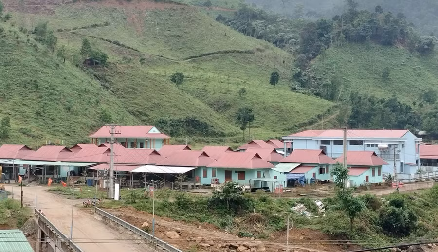 Khu dân cư Bằng La đã xây dựng 39 căn nhà sàn bê tông cấp 4. Ảnh: Đại Chí.