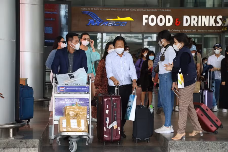 Những vị khách đầu tiên đến Đà Nẵng trong năm mới 2022.