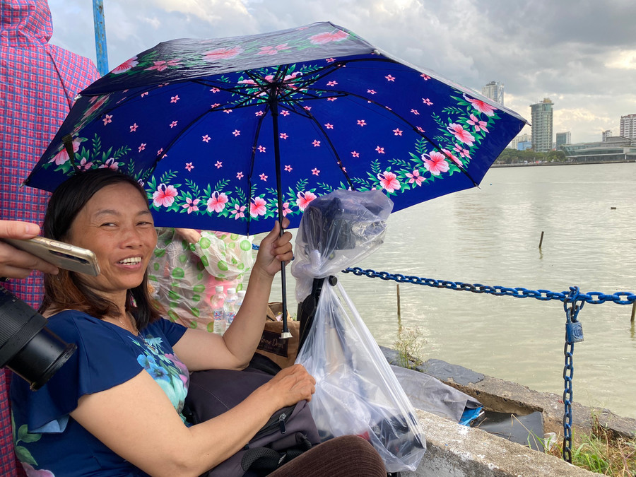 Một nhiếp ảnh gia chống dù dưới cơn mưa lớn để đợi "săn" những bức ảnh đẹp. Ảnh: Hoàng Vinh. Một nhiếp ảnh gia chống dù dưới cơn mưa lớn để đợi "săn" những bức ảnh đẹp. Ảnh: Hoàng Vinh.
