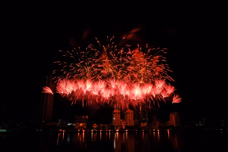 Từng giành được rất nhiều giải thưởng lớn tại các cuộc thi trình diễn pháo hoa, đội tuyển Pháp đã cho thấy trình độ lão luyện của một “già gân”. Ảnh: Hoàng Vinh.