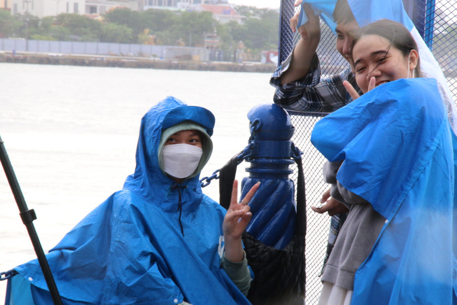 Em Thảo Nguyên cùng bạn đến sớm để tìm chọn chỗ đẹp xem pháo hoa. Ảnh: Hoàng Vinh. Em Thảo Nguyên cùng bạn đến sớm để tìm chọn chỗ đẹp xem pháo hoa. Ảnh: Hoàng Vinh.