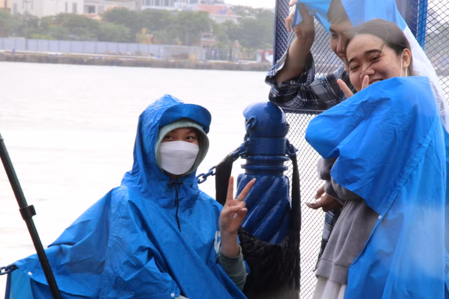 Em Thảo Nguyên cùng bạn đến sớm để tìm chọn chỗ đẹp xem pháo hoa. Ảnh: Hoàng Vinh.