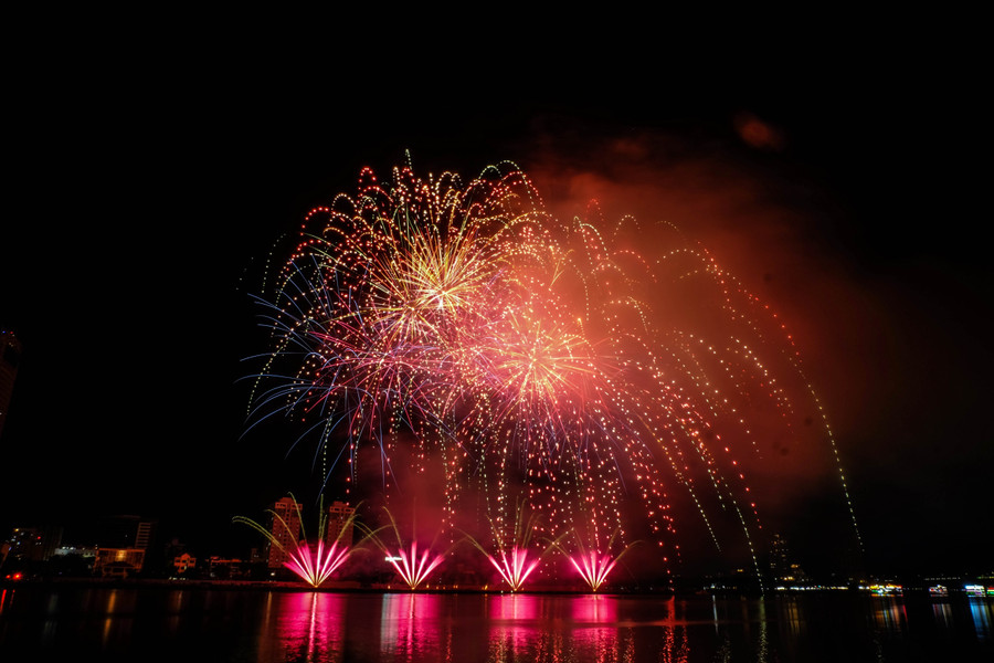 Những hiệu ứng đặc biệt của màn trình diễn mang cảm hứng đầy lãng mạn về xứ sở lá phong xa xôi. Ảnh: Hoàng Vinh. Những hiệu ứng đặc biệt của màn trình diễn mang cảm hứng đầy lãng mạn về xứ sở lá phong xa xôi. Ảnh: Hoàng Vinh.