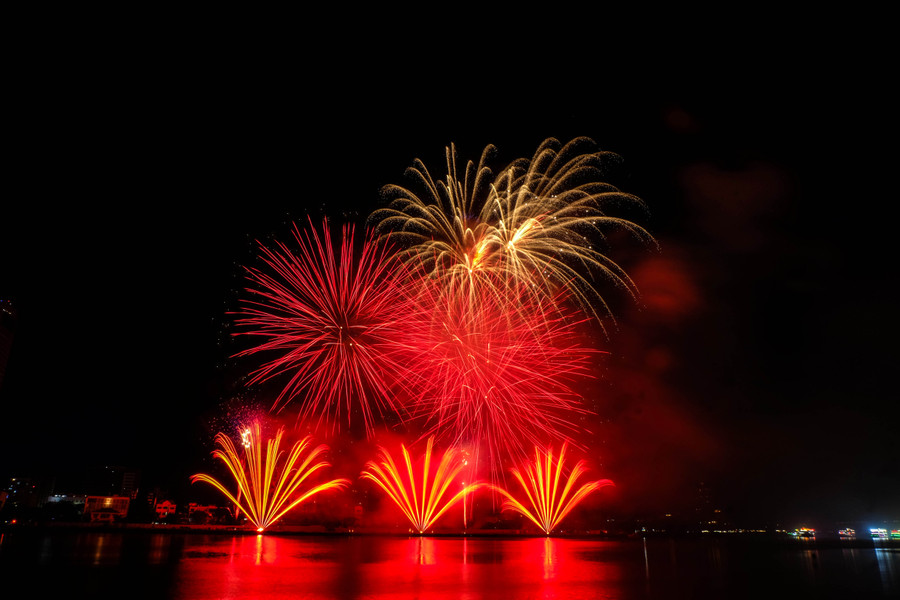 Với màn so tài của đội pháo hoa Canada và đội pháo hoa Pháp đã đưa đã đưa du khách trải qua rất nhiều cung bậc cảm xúc tình yêu. Ảnh: Hoàng Vinh. Với màn so tài của đội pháo hoa Canada và đội pháo hoa Pháp đã đưa đã đưa du khách trải qua rất nhiều cung bậc cảm xúc tình yêu. Ảnh: Hoàng Vinh.