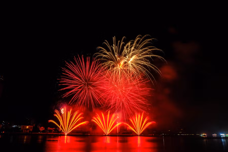 Với màn so tài của đội pháo hoa Canada và đội pháo hoa Pháp đã đưa đã đưa du khách trải qua rất nhiều cung bậc cảm xúc tình yêu. Ảnh: Hoàng Vinh.