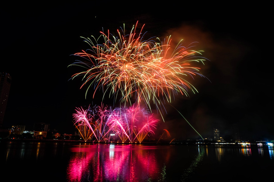 Trên nền nhạc sôi động của 14 bản nhạc hay nhất trong âm nhạc điện tử Canada, màn trình diễn có tên “Cực quang”. Ảnh: Hoàng Vinh. Trên nền nhạc sôi động của 14 bản nhạc hay nhất trong âm nhạc điện tử Canada, màn trình diễn có tên “Cực quang”. Ảnh: Hoàng Vinh.