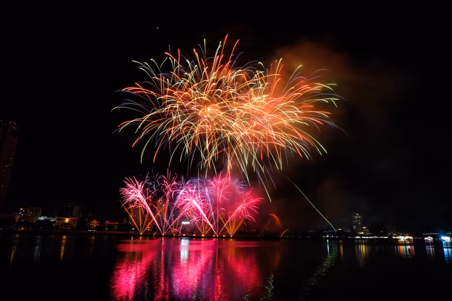 Trên nền nhạc sôi động của 14 bản nhạc hay nhất trong âm nhạc điện tử Canada, màn trình diễn có tên “Cực quang”. Ảnh: Hoàng Vinh.