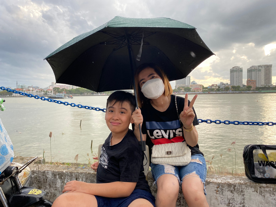 Hai mẹ con chị Bình (trú phường Khuê Mỹ, TP. Đà Nẵng) đi sớm để chọn chỗ xem pháo hoa. Ảnh: Hoàng Vinh. Hai mẹ con chị Bình (trú phường Khuê Mỹ, TP. Đà Nẵng) đi sớm để chọn chỗ xem pháo hoa. Ảnh: Hoàng Vinh.