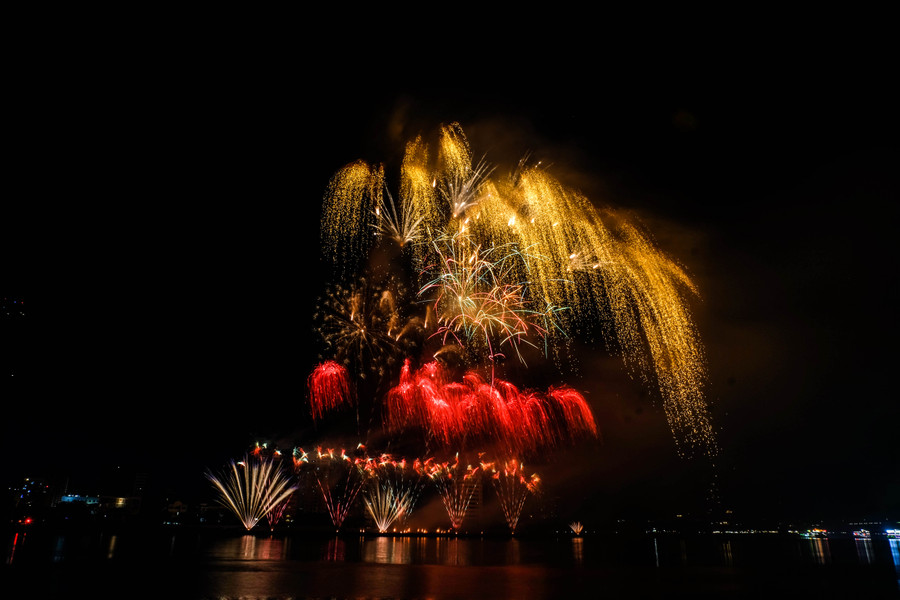 Mở đầu đêm thi là đội Canada với các vũ điệu ánh sáng đầy mê hoặc và ảo diệu trên bầu trời đêm Đà Nẵng. Ảnh: Hoàng Vinh. Mở đầu đêm thi là đội Canada với các vũ điệu ánh sáng đầy mê hoặc và ảo diệu trên bầu trời đêm Đà Nẵng. Ảnh: Hoàng Vinh.