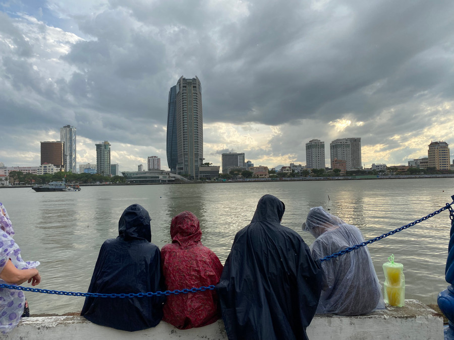 Mặc dù trời mưa, người dân và du khách vẫn mặc áo mưa để chọn chỗ xem pháo hoa. Ảnh: Hoàng Vinh. Mặc dù trời mưa, người dân và du khách vẫn mặc áo mưa để chọn chỗ xem pháo hoa. Ảnh: Hoàng Vinh.