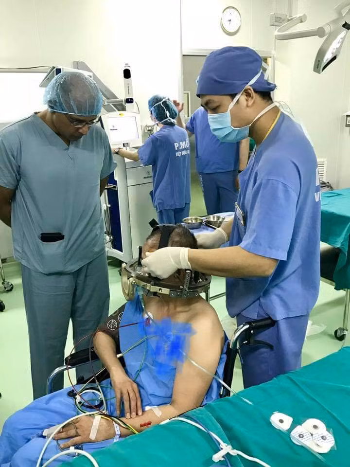 Các bác sỹ Bệnh viện Hữu nghị Việt Đức đang phẫu thuật kích thích não sâu cho bệnh nhân.