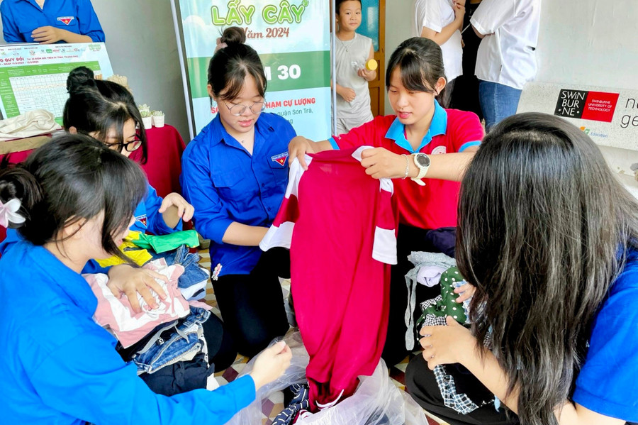 Quần áo sẽ được phân loại và trao tặng đến vùng cao, vùng biên giới, khó khăn. Quần áo sẽ được phân loại và trao tặng đến vùng cao, vùng biên giới, khó khăn.