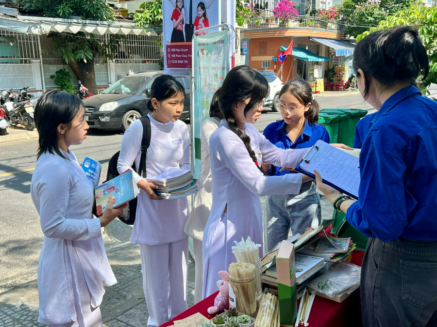 Sách giáo khoa sẽ phân bộ theo lớp tặng cho các trẻ em khó khăn, trẻ yếu thế nhân dịp đầu năm học mới. Sách giáo khoa sẽ phân bộ theo lớp tặng cho các trẻ em khó khăn, trẻ yếu thế nhân dịp đầu năm học mới.