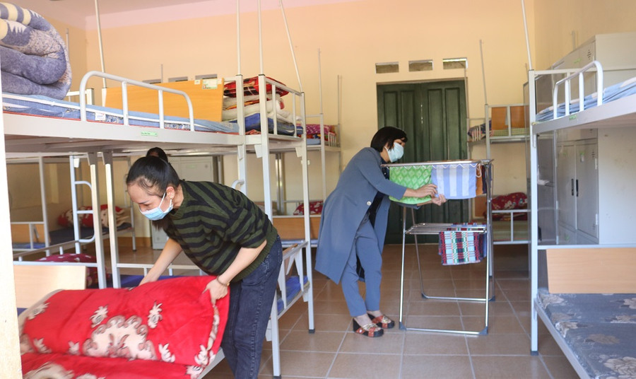 Giáo viên trường Phổ thông Dân tộc bán trú Tiểu học số 1 Văn Lăng (Đồng Hỷ) kiểm tra vệ sinh phòng ở cho học trò