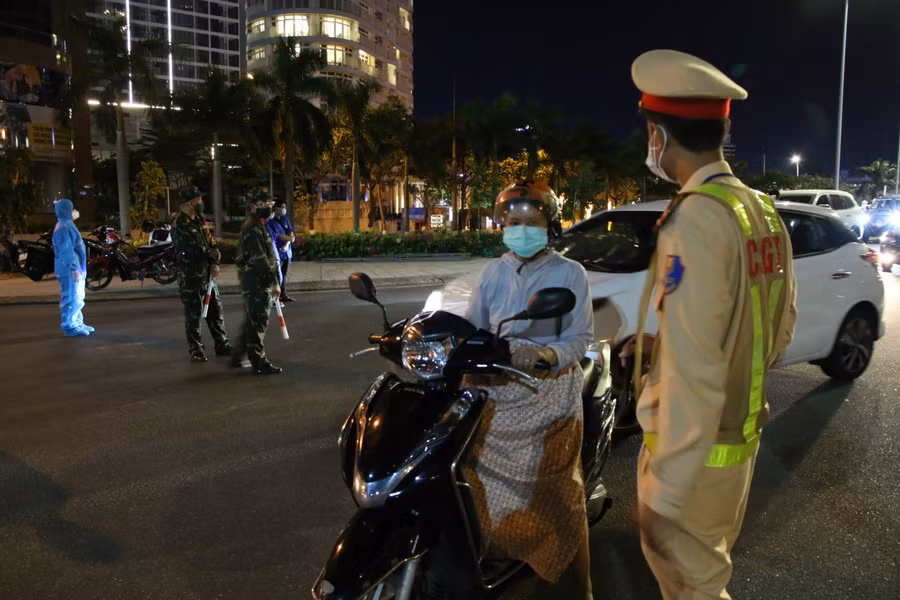 Những trường hợp trên khi ra ngoài cần có giấy đi đường, thẻ nhà báo, thẻ đi chợ kèm theo giấy tờ tùy thân. Đồng thời thực hiện đầy đủ các biện pháp phòng chống dịch...