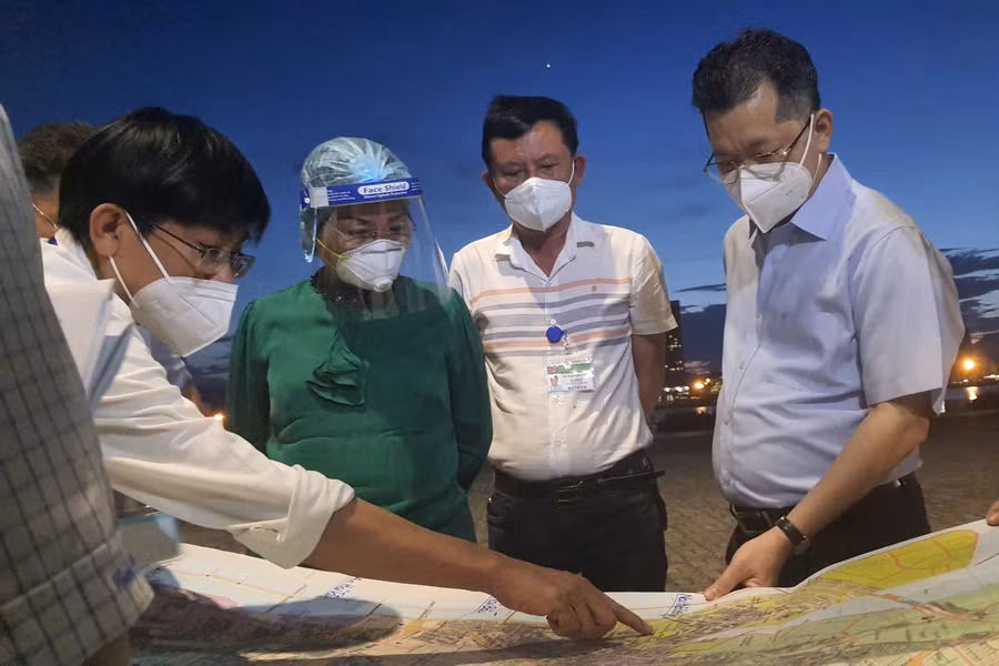 Ông Nguyễn Văn Quảng (bìa phải) - Bí thư Thành ủy Đà Nẵng đang nghe báo cáo về việc phong tỏa 4 phường ở quận Sơn Trà.