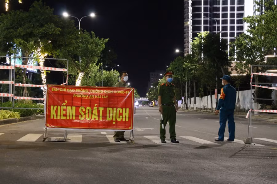 Nhiều chốt chặn được thiết lập ở các tuyến đường trong địa bàn thành phố.