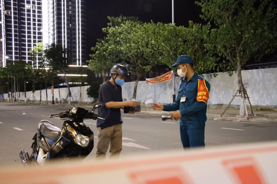 Lực lượng chức năng kiểm tra giấy tờ của người dân khi ra đường.