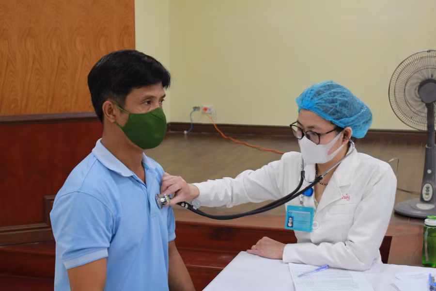 Khám sàng lọc trước khi tiêm vắc xin phòng Covid-19.