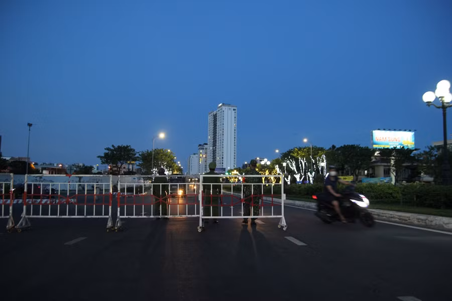 Người làm việc tại công sở, tác nghiệp báo chí; đi làm việc tại các cơ sở kinh doanh, dịch vụ được phép hoạt động; Người điều khiển phương tiện vận chuyển hàng hóa thiết yếu; thực hiện nhiệm vụ vệ sinh môi trường, xử lý sự cố điện, nước, hệ thống hạ tầng kỹ thuật thông tin, phòng chống dịch.