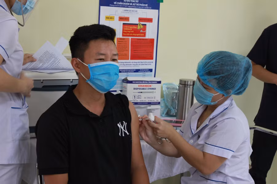 Tiêm vắc xin phòng Covid-19 cho cán bộ công an các đơn vị đóng trên địa bàn TP Đà Nẵng. 