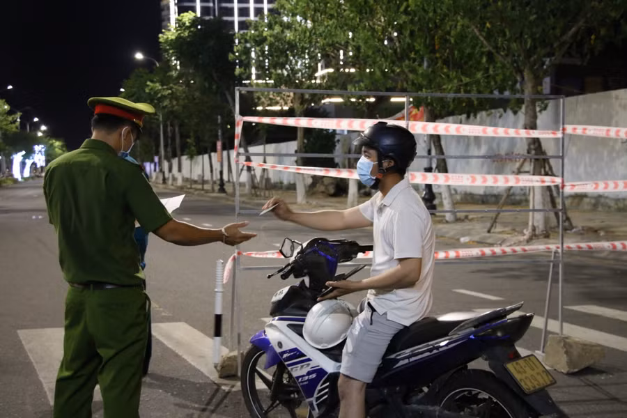 Trong ngày đầu tiên, lực lượng chức năng chủ yếu là tuyên truyền và nhắc nhở người dân thực hiện đúng quy định.