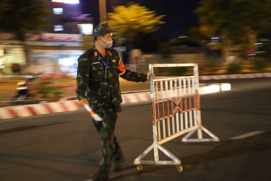 Lực lượng quân đội bắt đầu dựng rào chắn ở các tuyến đường.