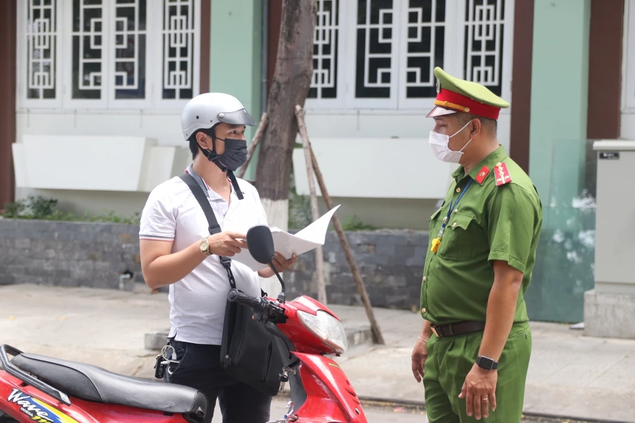 Lực lượng Công an kiểm tra người đi đường.