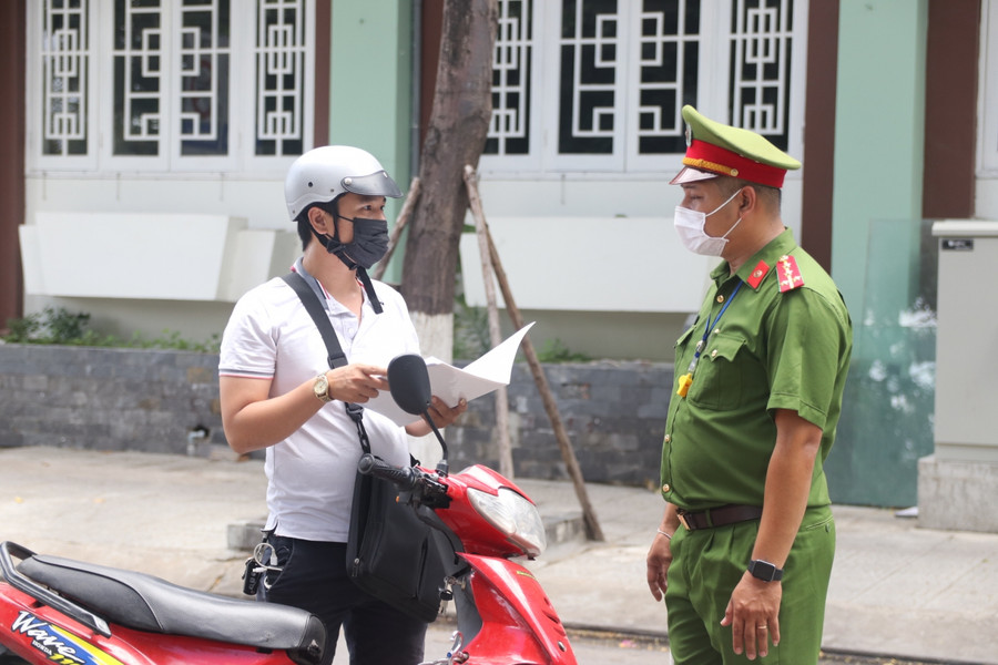 Lực lượng Công an kiểm tra người đi đường.