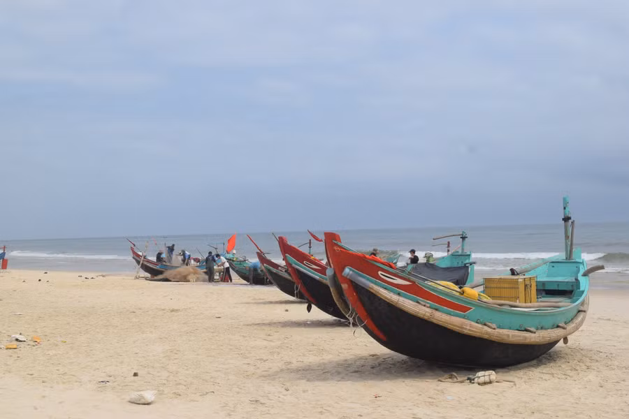 Nhiều thuyền của ngư dân không dám ra khơi vì nhiều chuyến đi trước bị thua lỗ do không đủ tiền chi phí.