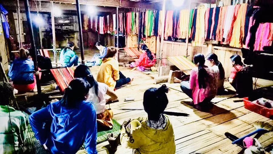 Hướng dẫn người dân làm nghề dệt thổ cẩm để tạo công ăn việc làm, dần từng bước thoát nghèo.