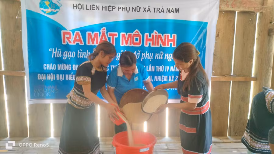 Ra mắt mô hình Hũ gạo tình thương giúp đỡ phụ nữ nghèo.
