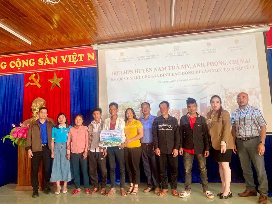 Gặp mặt người dân đi xuất khẩu lao động tại Ả Rập Xê Út. Gặp mặt người dân đi xuất khẩu lao động tại Ả Rập Xê Út.