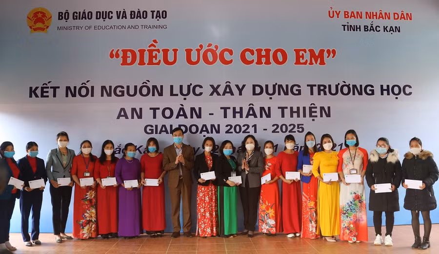 Thứ trưởng Ngô Thị Minh trao hỗ trợ cho các thầy cô giáo có hoàn cảnh khó khăn của ngành giáo dục huyện Ngân Sơn, Bắc Kạn