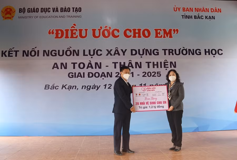 Ông Phạm Duy Hưng, Phó Chủ tịch UBND tỉnh Bắc Kạn nhận chương trình tài trợ từ Bộ GD&amp;ĐT