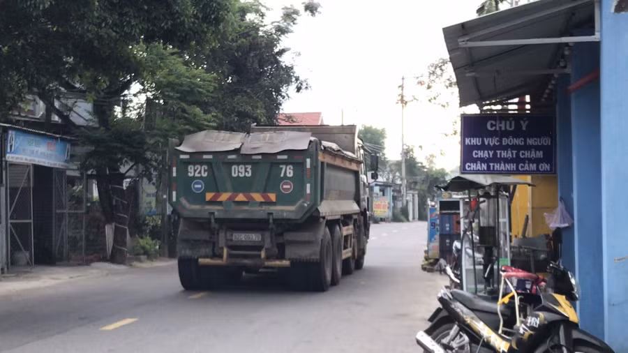 Xe tải vô tư lưu thông trên đường cấm.