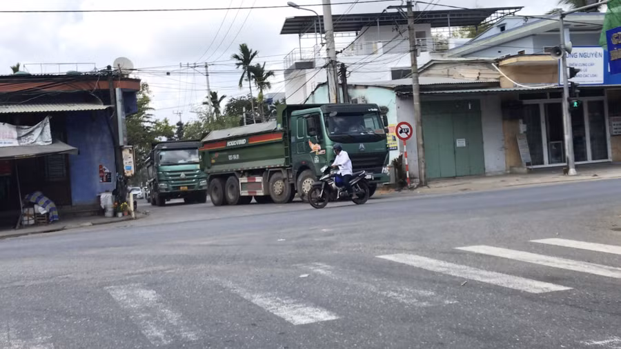Nối đuôi nhau ra, vào đường cấm.