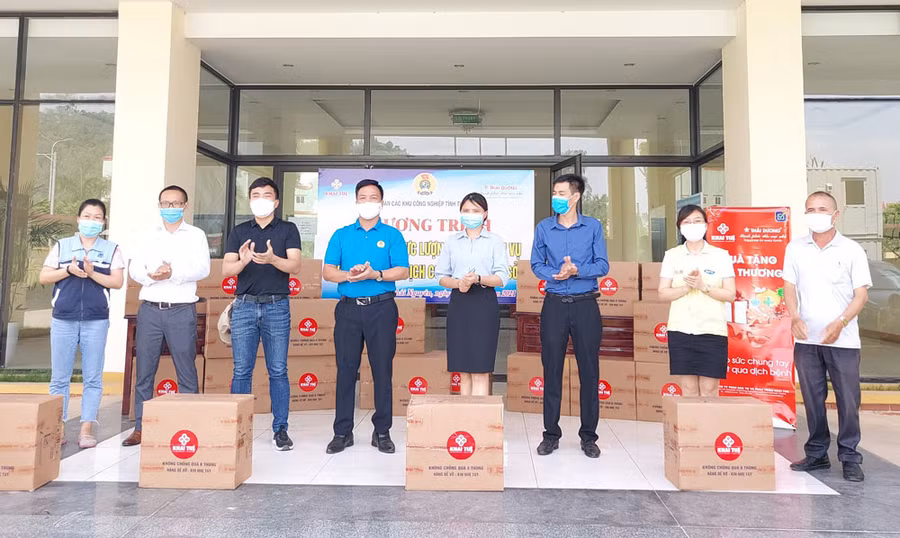 Người lao động tại các khu công nghiệp Thái Nguyên được tặng quà hỗ trợ, tiếp sức vượt qua khó khăn do Covid-19