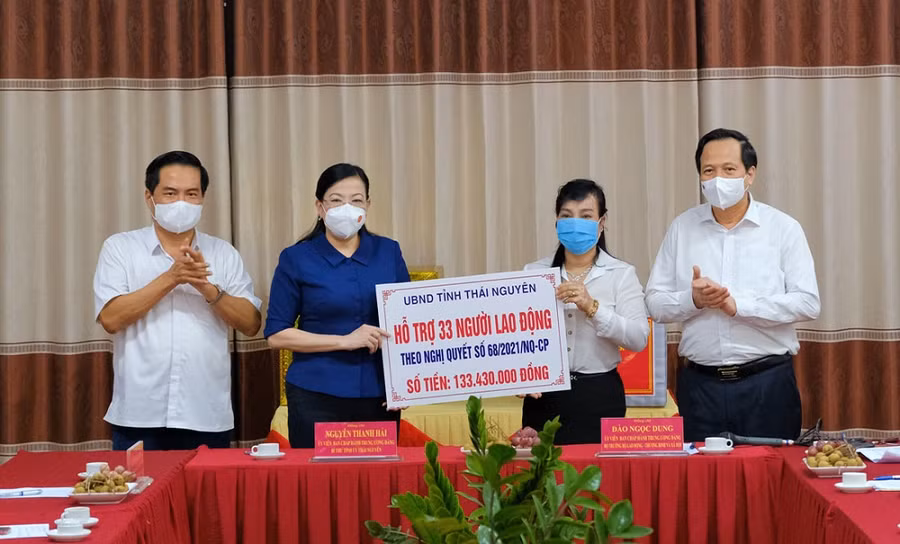 Bộ trưởng Bộ LĐ-TB&XH Đào Ngọc Dung chứng kiến đồng chí Nguyễn Thanh Hải, Bí thư Tỉnh ủy Thái Nguyên trao hỗ trợ người lao động tại Trường Mầm non Quốc tế Hoa Trạng Nguyên