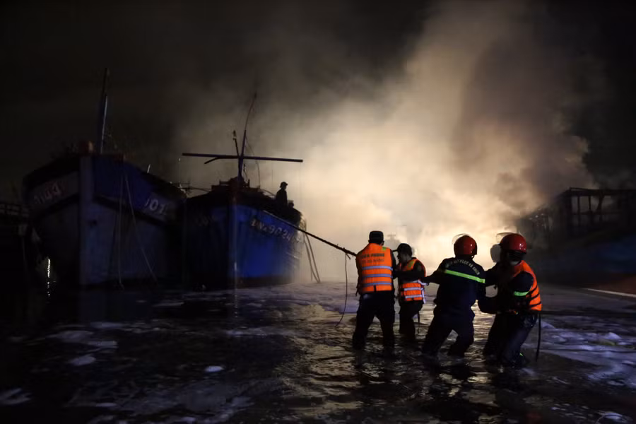 Lực lượng chữa cháy tiếp cận hiện trường để dập lửa.