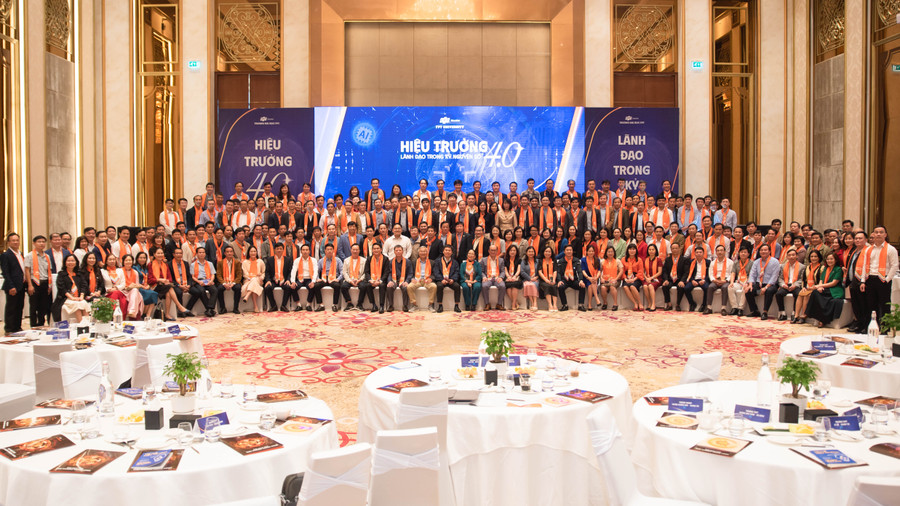 Hơn 300 lãnh đạo tại các trường THPT trên địa bàn các tỉnh miền Trung - Tây Nguyên đã có những trải nghiệm thú vị cùng những thông tin hữu ích về Công nghệ tại Hội nghị "Hiệu trưởng 4.0".