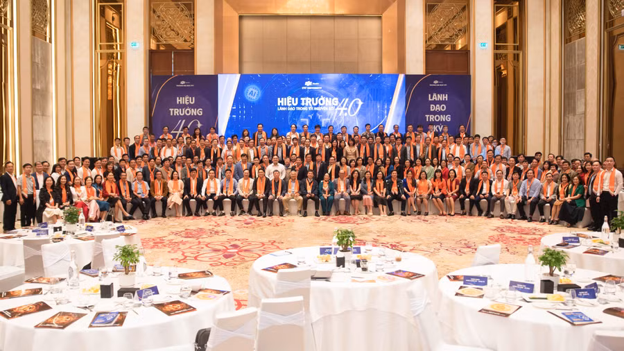 Hơn 300 lãnh đạo tại các trường THPT trên địa bàn các tỉnh miền Trung - Tây Nguyên đã có những trải nghiệm thú vị cùng những thông tin hữu ích về Công nghệ tại Hội nghị "Hiệu trưởng 4.0".