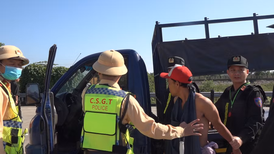 Lực lượng Công an bắt giữ Điệp. Ảnh: Công an