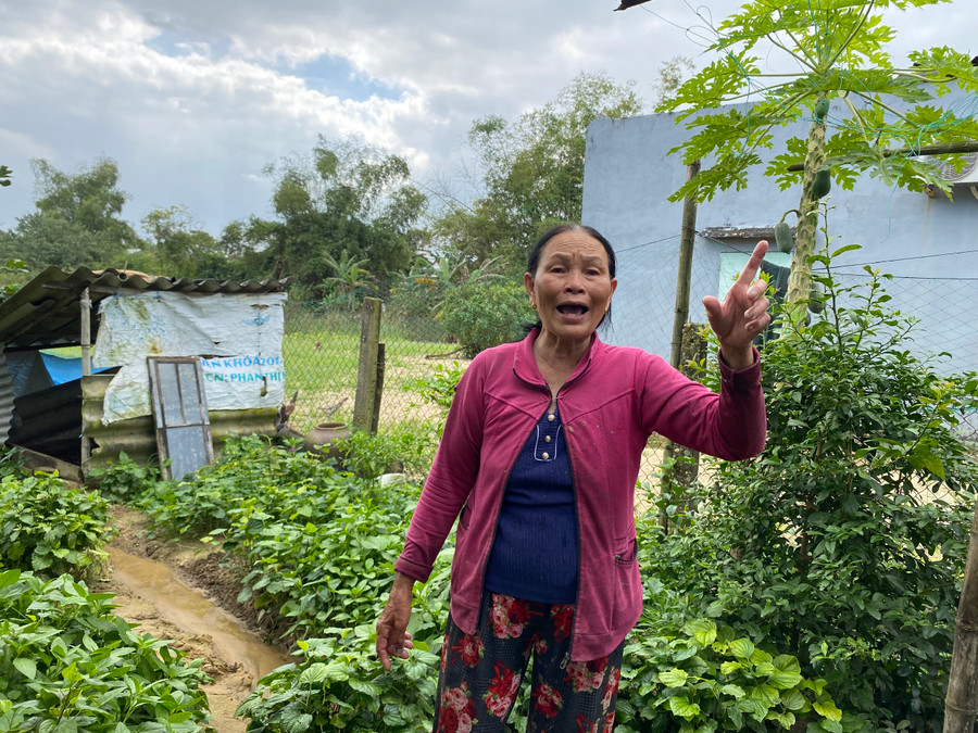 Bà Tạo nhớ lại lúc máy bay rơi. (Ảnh: Hoàng Vinh)