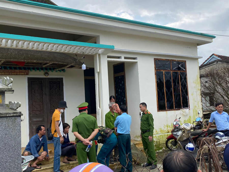 Đại diện Quân đội, Công an đã trao đổi với một một hộ dân có nhà bị ảnh hưởng do máy bay rơi.