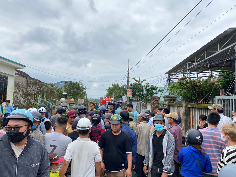 Máy bay rơi làm tốc mái ngói, sụp tường của nhà ông Nguyễn Thanh Chính, diện tích bị hỏng gần 100m2. Vụ rơi máy bay cũng làm một người bị thương được đưa đi cấp cứu tại Bệnh viện Vĩnh Đức.