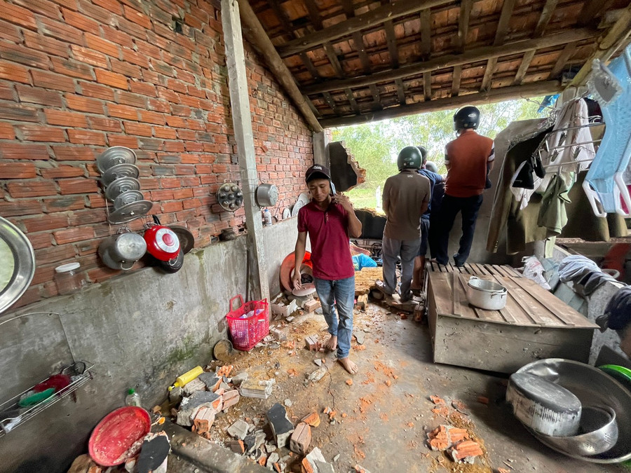 Vụ rơi máy bay khiến ngôi nhà anh Đà bị sập một mảng tường.