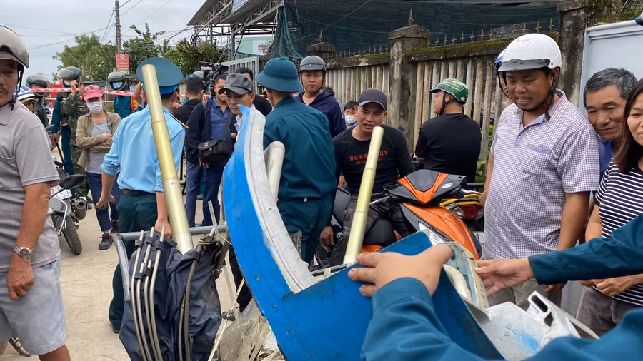 Một mảnh vỡ máy bay được lực lượng Quân đội thu gom lại để đem về điều tra.