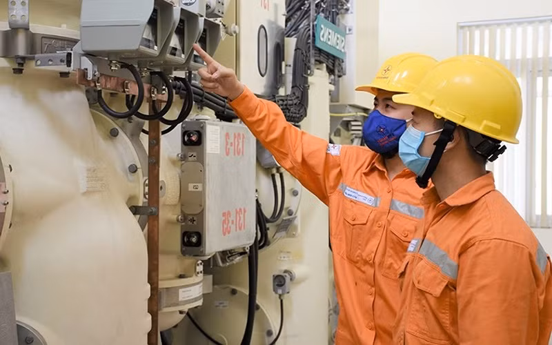 Công nhân Điện lực Quảng Bình kiểm tra hệ thống điện nhằm đảm bảo an toàn liên tục phục vụ tốt kỳ thi tuyển sinh lớp 10.