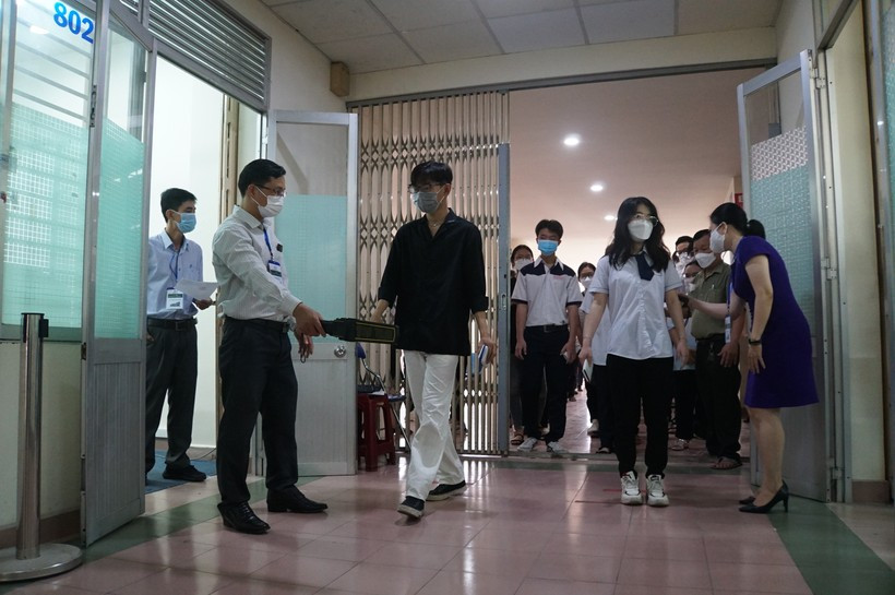 Thí sinh được kiểm tra trước khi vào phòng thi đánh giá năng lực chuyên biệt tại Trường ĐH Sư phạm TPHCM năm 2022. (Ảnh: Lê Nam).